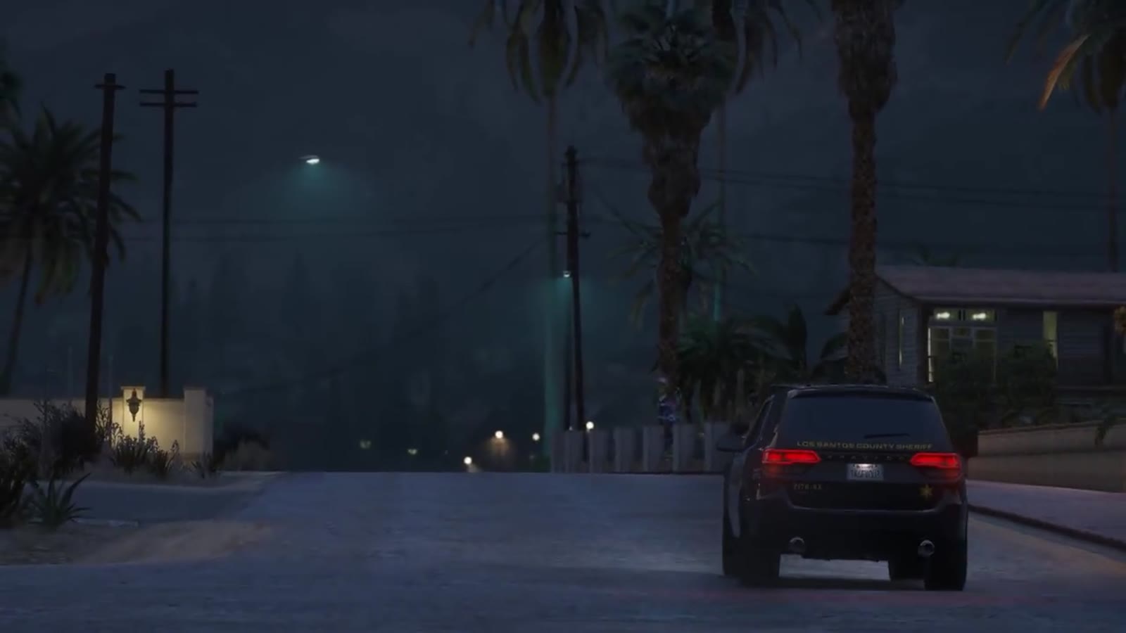 Sheriff-Streifenwagen patrouilliert nachts unter Palmen — GTA Roleplay Deutschland